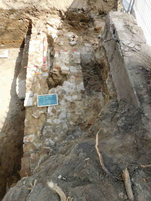 Fig. 6. Cercetările arheologice realizate la Biserica „Sfântul Dumitru-Poştă” 2021. Structuri de zid și complexe identificate; detaliu suprapunere C3-R5-M5.